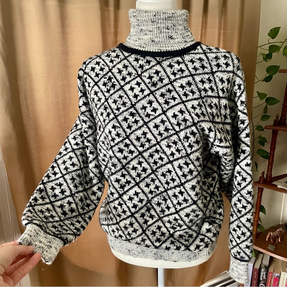 Liz Claiborne Black and White Patterned Turtleneck Sweater